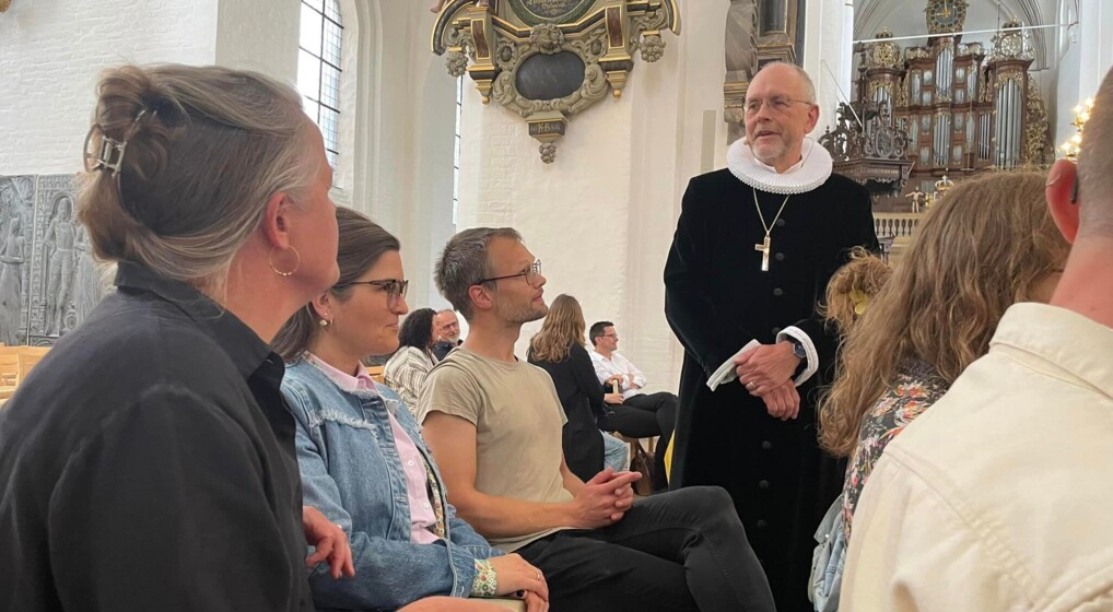 Biskop Henrik Wigh-Poulsen i samtale med præster