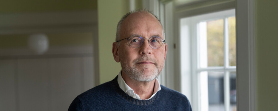 Portræt af biskop Henrik Wigh-Poulsen fotograferet i sin have
